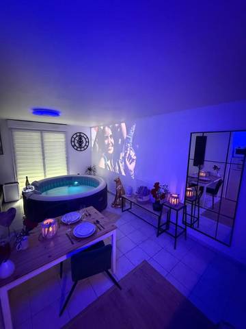 Cottage pour 4 personnes, avec jardin ainsi que jacuzzi et piscine à Avion (Pas-de-Calais)