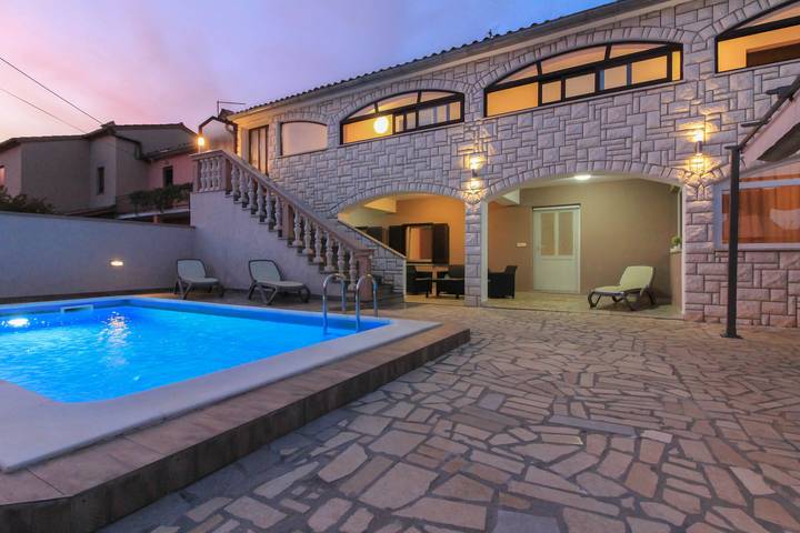 Ferienhaus für 12 Personen, mit Garten und Pool sowie Terrasse, mit Haustier in Sisan - 4