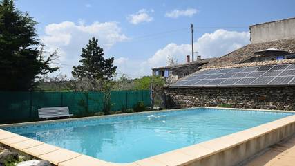 Gîte pour 4 personnes, avec jardin ainsi que terrasse et piscine à Mirabel