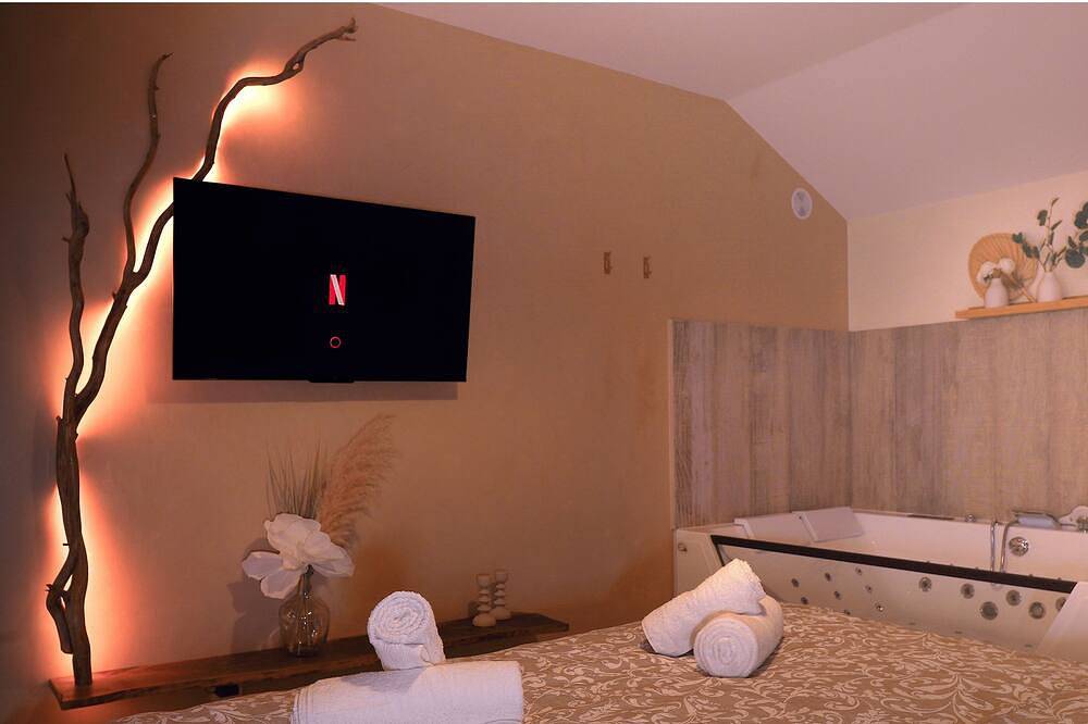 Appartement entier, Lunéa - Suite Premium avec Spa et Sauna in Dompierre-sur-Besbre, Allier