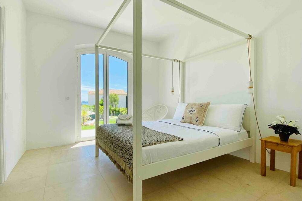 Sea view villa with large pool and garden in Vallauris, Mittelmeerküste (Frankreich)