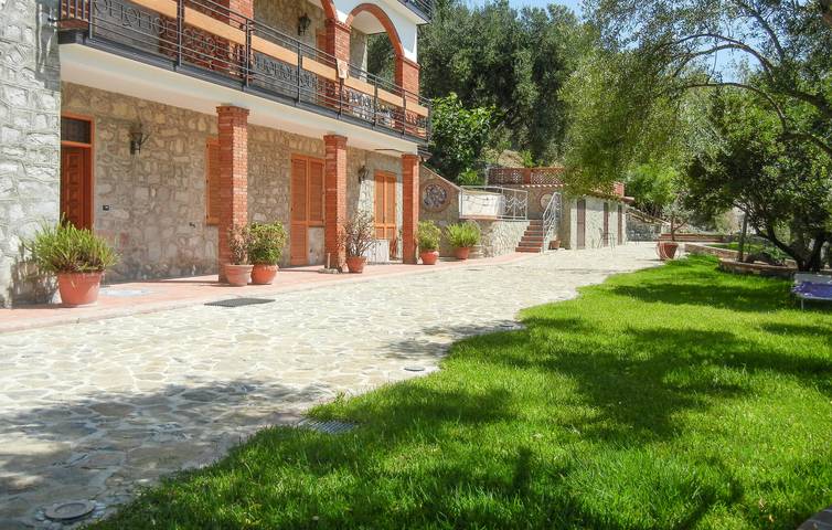 Appartamento intero, Appartamento Vista Mare con Wifi, AC, Parcheggio, Giardino e Cucina in Ascea, Cilento Coast