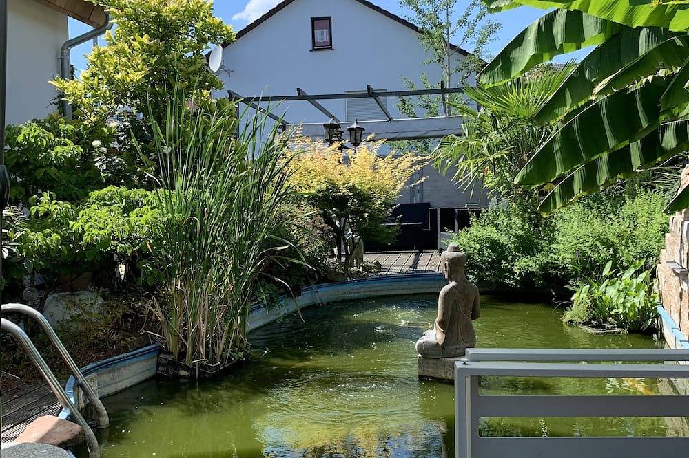 Geheel appartement, Guest apartment near Speyer with beautiful terrace by the koi pond in Dudenhofen, Rijndal