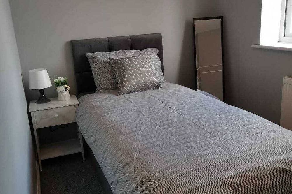 Comfortable 3 Br with parking-Ws2 for contractors, professionals and families in Walsall, Birmingham Area