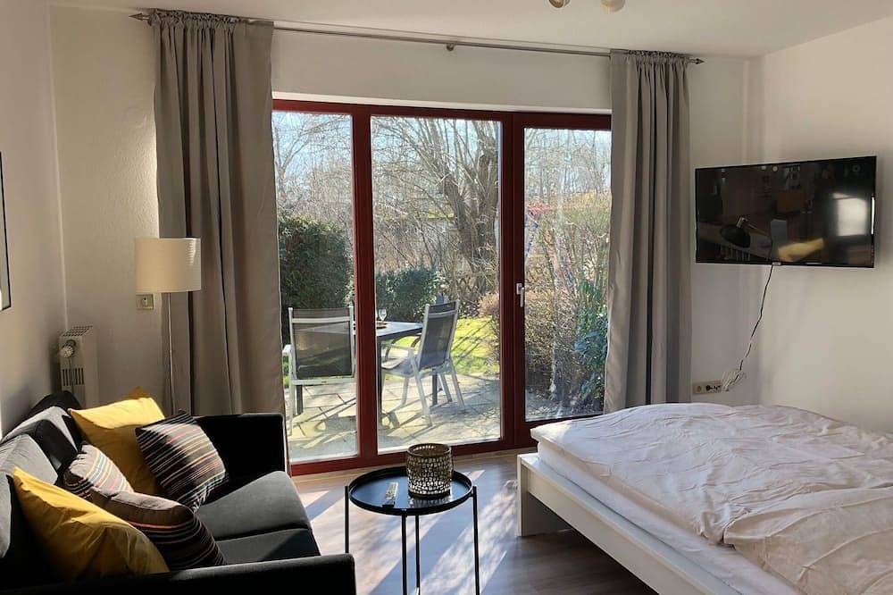 Ganze Wohnung, Ferienwohnung \"Klaus Störtebeker\" mit Sonnenterrasse & Garten zwischen Strand, Wald und Wiese! in Gustow, Stralsund Umland