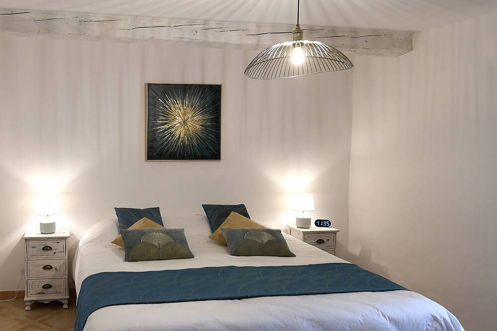 Gîte-Ensuite mit Dusche-Blick auf die Landschaft in Roussillon, Regionaler Naturpark Luberon