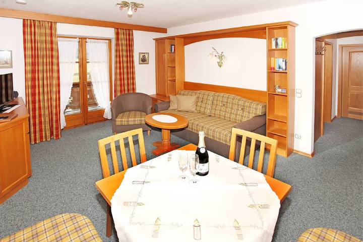 Appartement entier, Appartement "Bergkristall" avec vue sur les montagnes, jardin partagé et Wi-Fi in Krün, Alpes bavaroises