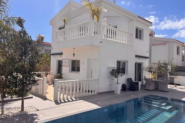 Villa for 8 people, with garden and balcony as well as hot tub in Nissi Beach