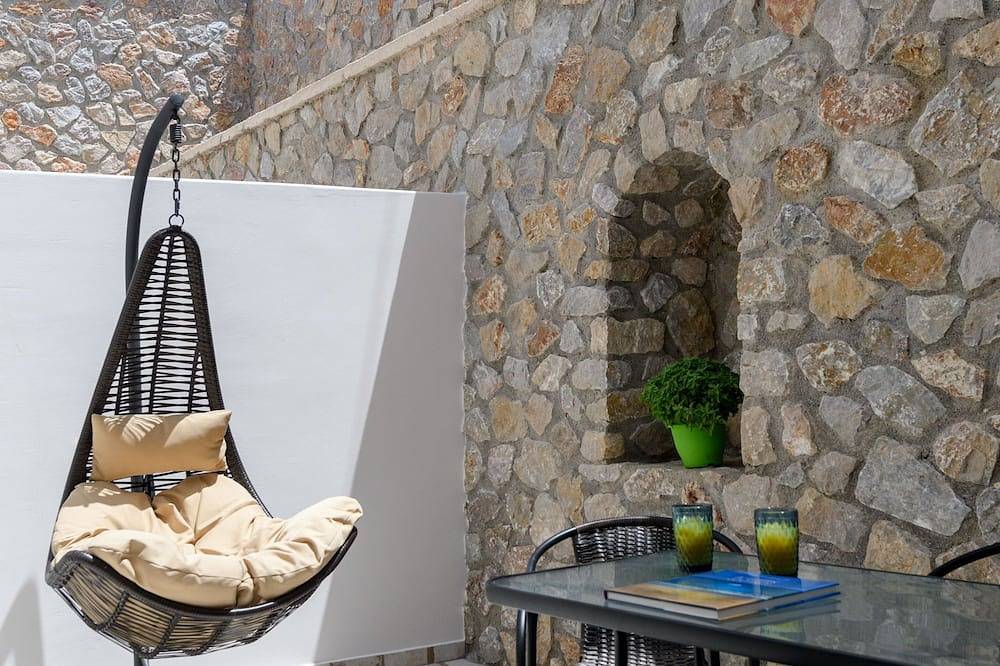 Geheel appartement, Elia Residences luxury 1 bedroom apartment ( right ) in Karterados, Santorini