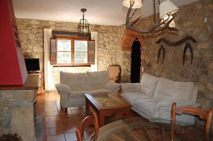 Casa rural  aislada con piscina privada, jardín, terraza y barbacoa in Valencia de Alcántara, Provincia de Cáceres