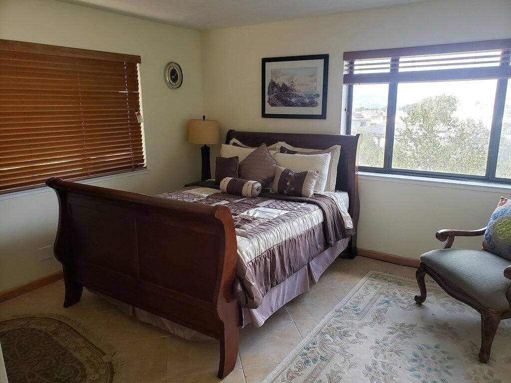 Scenic Hayward Hills Unit with Separate Entrance in Hayward (CA), Alameda County