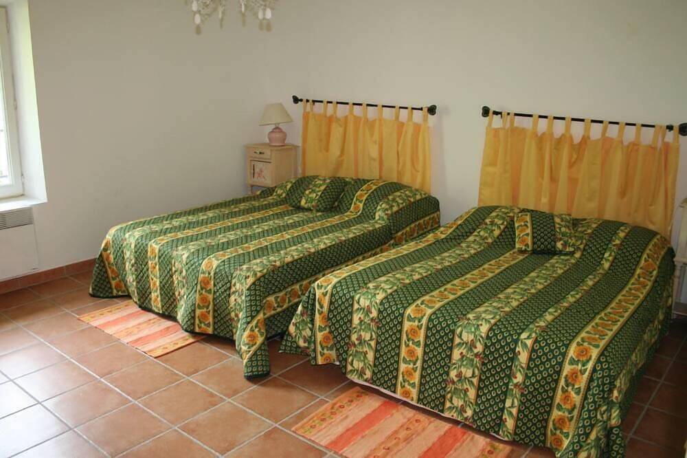 Apartment of character in a Provencal mas, on a wine farm. Very large park in Jonquières, Vaucluse