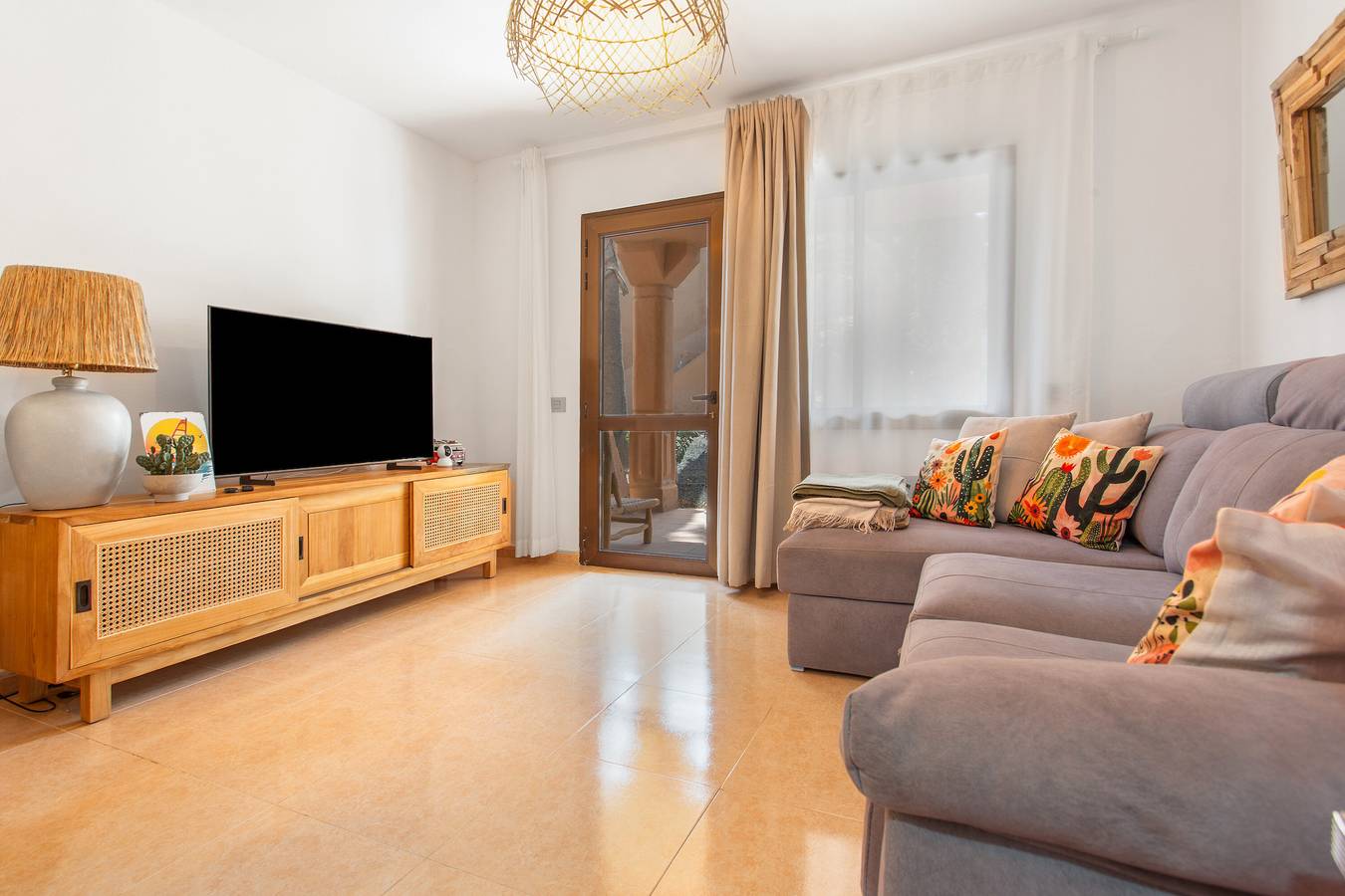 Apartamento entero, Vacaciones 'Blanca del Sol Oasis Duna' con piscina compartida, terraza privada y Wi-Fi in Corralejo, La Oliva