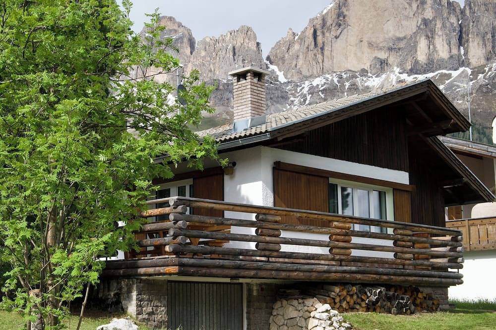 Berghütte in Karersee mit freiem Blick auf den Latemar in Karersee, Welschnofen