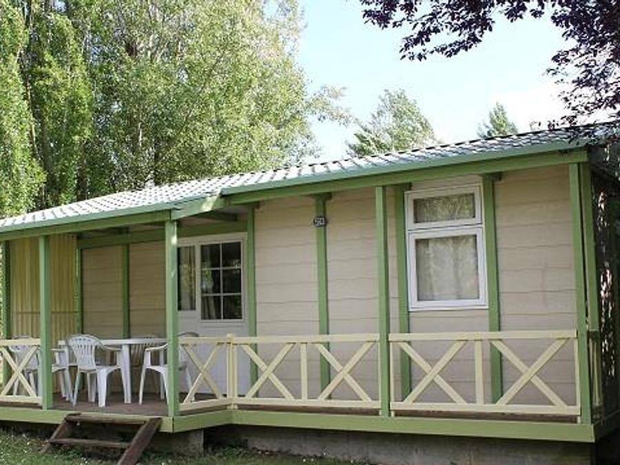 Camping Le Plan d'eau St Charles - Chalet 5 personnes - Bois avec terrasse in Damiatte, Région de Castres