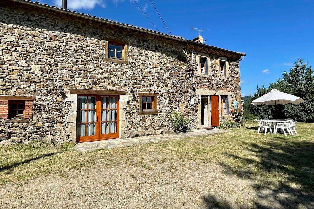 Maison familiale 4 chambres avec jardin, cheminée, poêle à bois, parking et Wi-Fi in Saint-Vert, Parc Naturel Régional Livradois-Forez