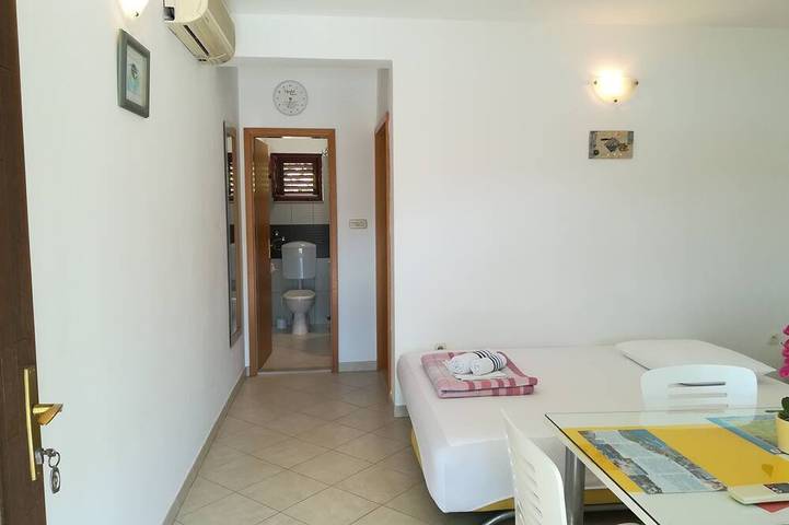 Ganze Wohnung, Appartement mit überdachter Terrasse in Razanj, Šibenik-Knin