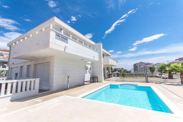 Villa für 6 Personen, mit Pool und Garten in Novalja