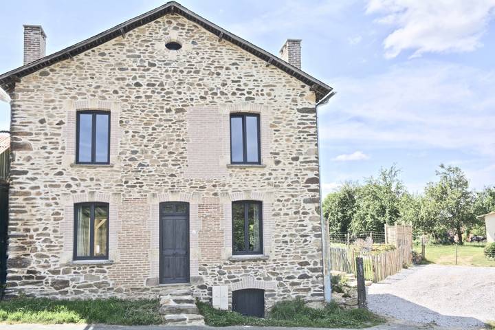 Gîte pour 4 personnes, avec piscine, adapté aux familles à Saint-Germain-les-Belles