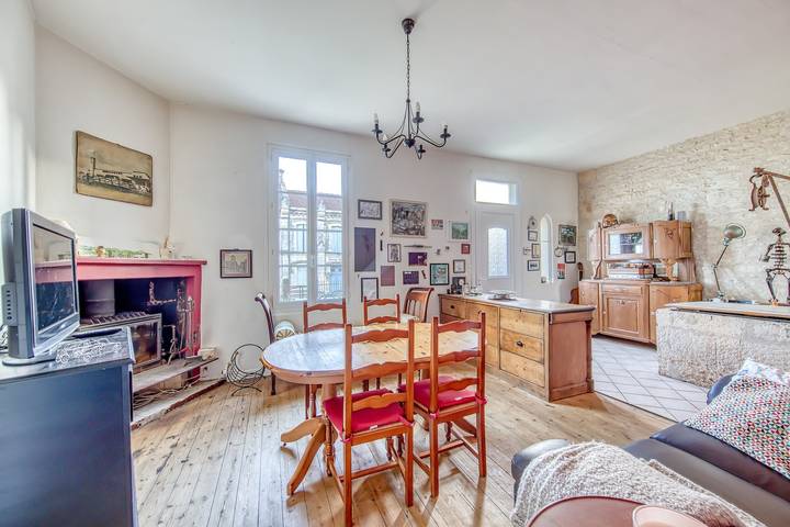Casa de vacaciones 'Maison De Famille' con terraza privada y jardín privado in Mortagne-sur-Gironde, Saintes region