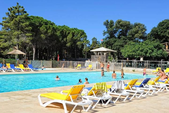 Camping für 6 Personen, mit Terrasse und Pool in Bonifacio