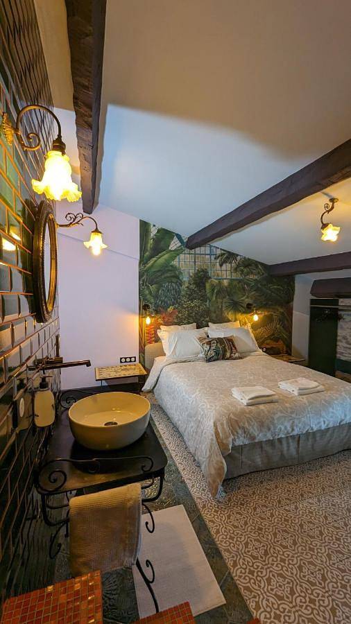 Deluxe Queen Room in Faugères, Région de Béziers