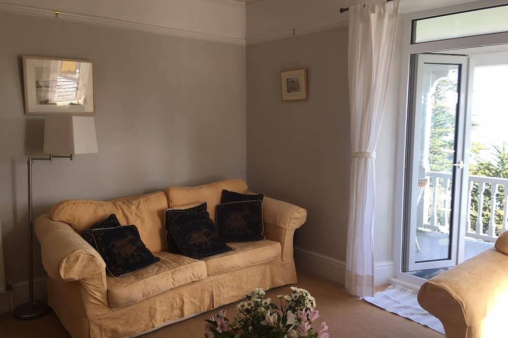 Entire apartment, Character, Views over Carbis Bay, Balcony,Parking,2 Bathrooms, own entrance. in Carbis Bay, Cornwall