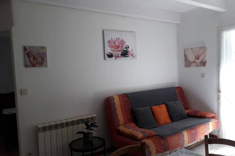 Gite 40 m2, maisonnette t2, wifi ,animaux acceptés sous condition. calme assuré. in Lalbenque, Parc Naturel Régional des Causses du Quercy