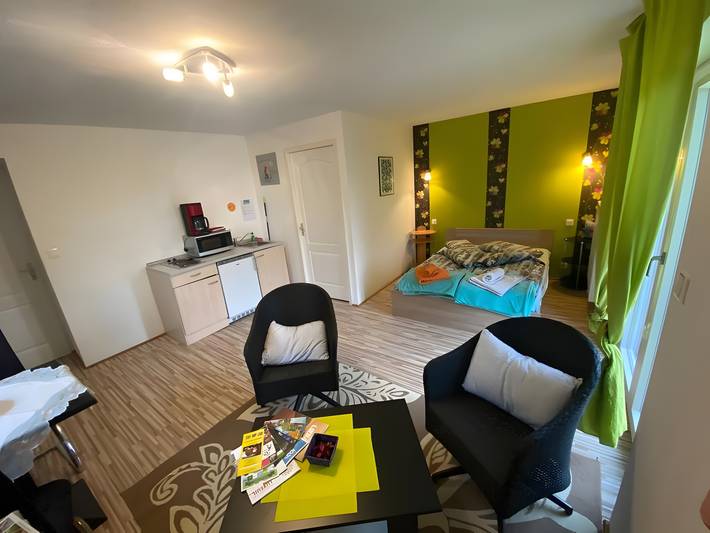 Chambre d’hôtes « Chambre Double - Côté Jardin » : vue montagne, terrasse privée et Wi-Fi in Xertigny, Région d'Épinal