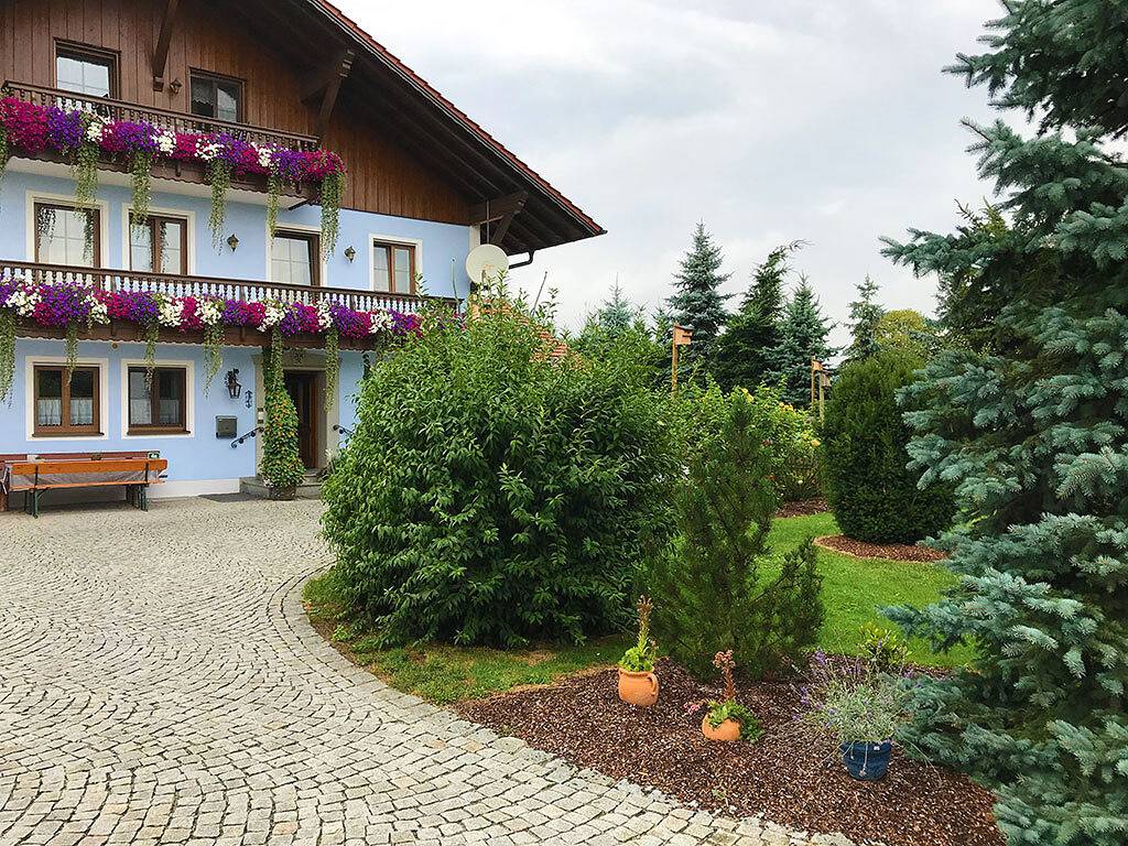 Ganze Wohnung, Mesnerhof - Ferienwohnung III mit gemütlicher Ess- und Sitzecke und WLAN in Bayerbach, Bayerische Golf und Thermenland