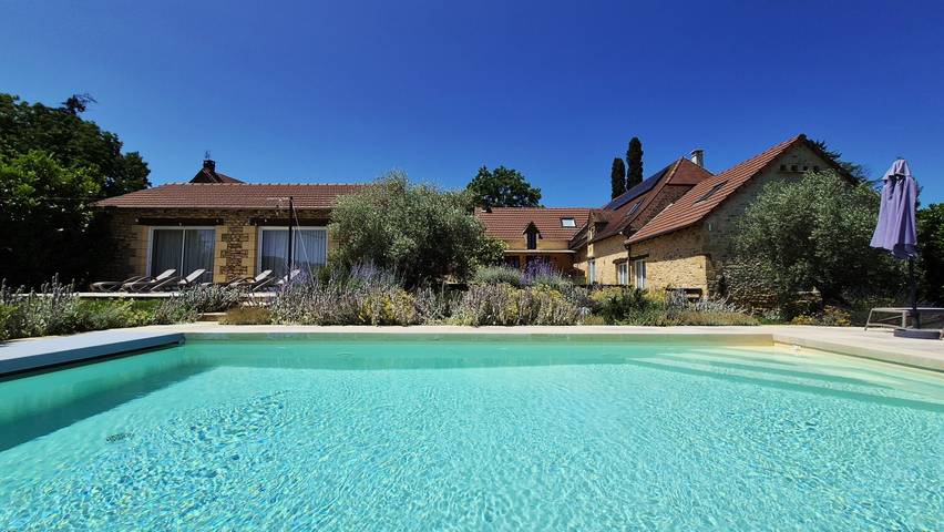 Gîte pour 8 personnes, avec terrasse ainsi que jardin et piscine