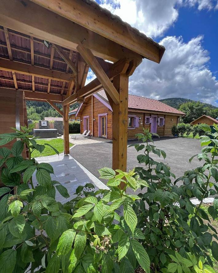 Chalet pour 6 personnes, avec Jacuzzi et Terrasse ainsi que Jardin et Sauna à Rochesson