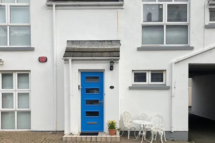 Causeway Cottage Portrush. A delightful mews cottage in the centre of village in Portrush, Northern Ireland