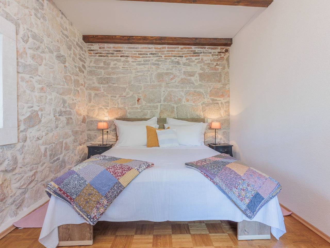 Traditionelles Steinhaus am Meer in Preko in Poljana, Insel Ugljan