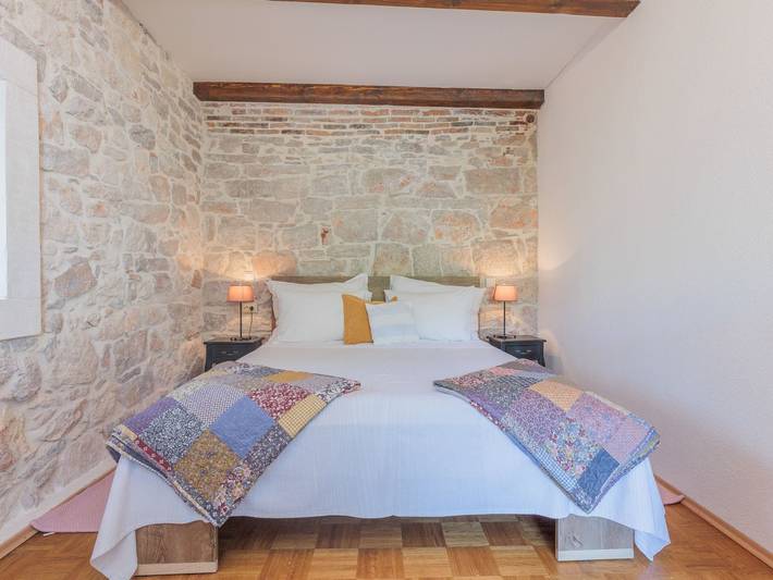 Traditionelles Steinhaus am Meer in Preko in Plaža Jaz, Poljana