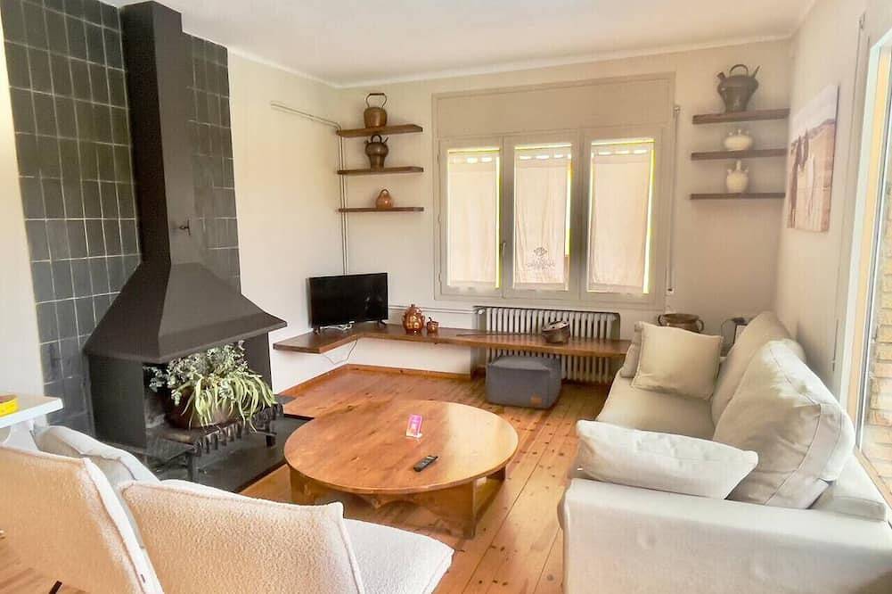 Apartamento entero, Cal Querol Llívia amb pàrquing i dog friendly in Llivia, Parque Natural Regional de los Pirineos Catalanes