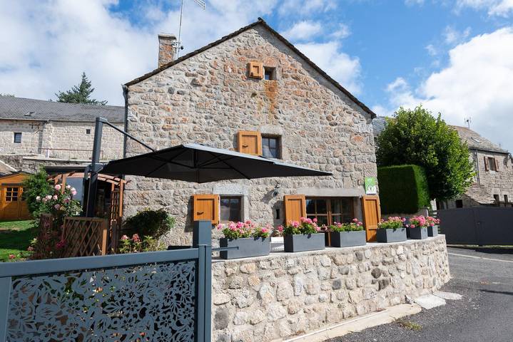 Gîte pour 7 personnes, avec Jacuzzi et Terrasse ainsi que Jardin et Vue