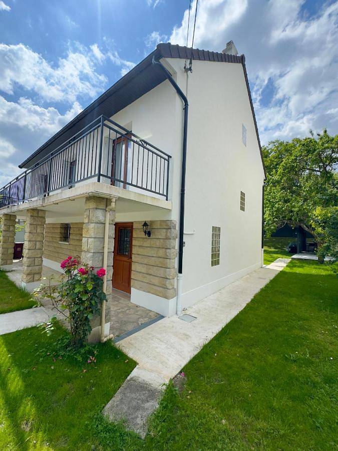 Location de vacances pour 8 personnes, avec vue et jardin à Chelles - 4