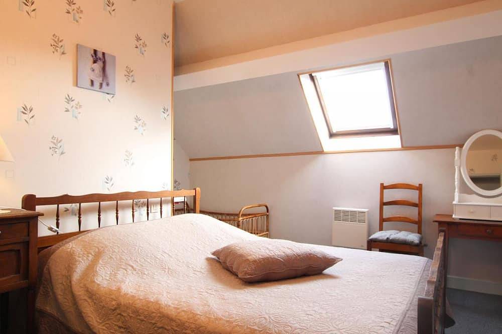 Maison en pierre avec jardin, proche plages, cheminée, 3 chambres, animaux acceptés in Surville, La Haye (Manche)