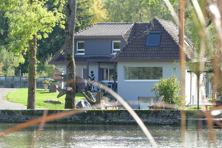 Gîte pour 6 personnes, avec terrasse ainsi que vue sur le lac et jardin