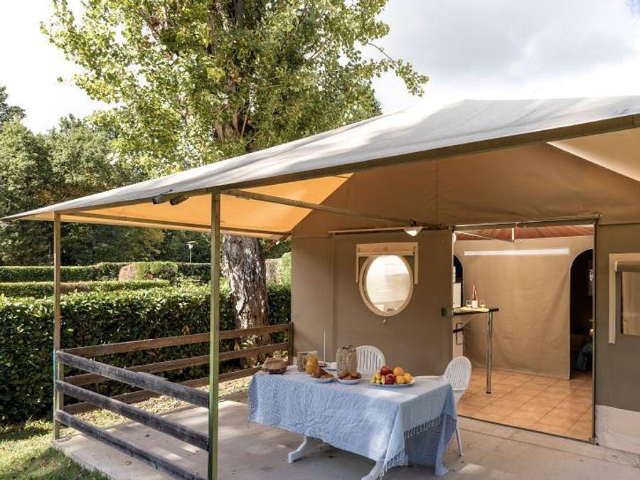Camping Le Lac Des Sapins  - Tente en toile et en bois 5 personnes - Lodge 2 chambres 5 pers in Saint-Victor-sur-Rhins, Région de Roanne