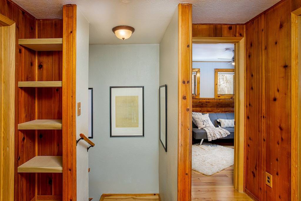 Gorgeous cabin home with private hot tub, private washer/dryer, & gas fireplace in Anchorage, Alaska