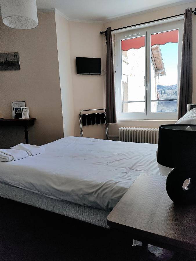 Hôtel pour 2 personnes, avec terrasse ainsi que vue sur le lac et vue, animaux acceptés à Peyrat-le-Château - 3