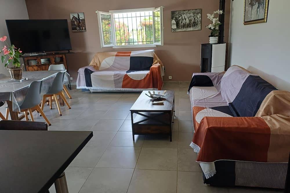 Une maison de campagne au coeur de la provence avec Piscine Privee in Beaucaire, Région de Nîmes