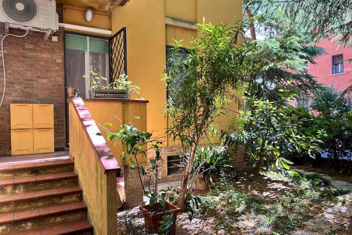 Ferieleilighet for 4 personer, med hage i Bologna