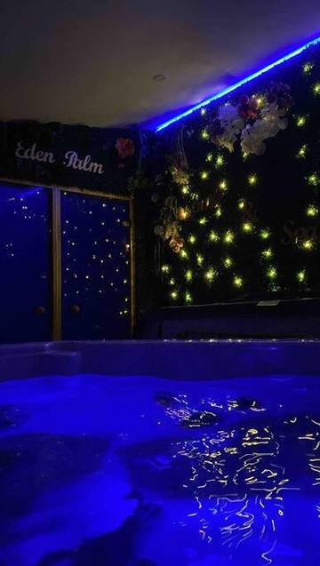 Location de vacances pour 2 personnes, avec sauna et piscine ainsi que vue et jardin à Berre-l'Étang