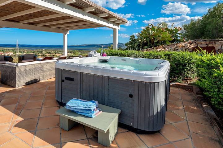 Ganze Wohnung, Ferienwohnung "Cala Brandinchi" mit Meerblick, privater Terrasse und Gemeinschaftspool in Lu Fraili di Sopra, San Teodoro