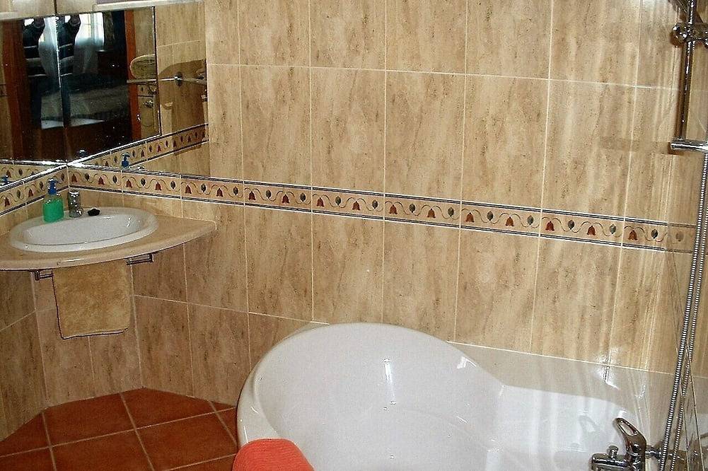 Spacious luxury country house. Shared pool. Fully wheelchair accessible in Ourique, Beja Distrikt