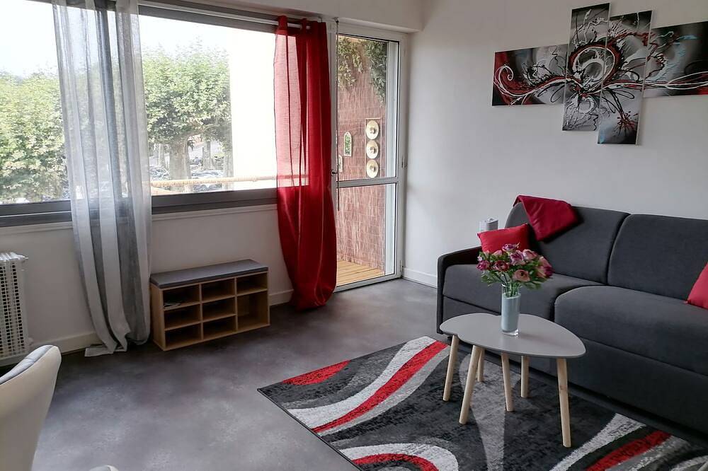 Appartement entier, Studio lumineux  avec balcon à deux pas de la cité médiévale in Sarlat-la-Canéda, Périgord Noir