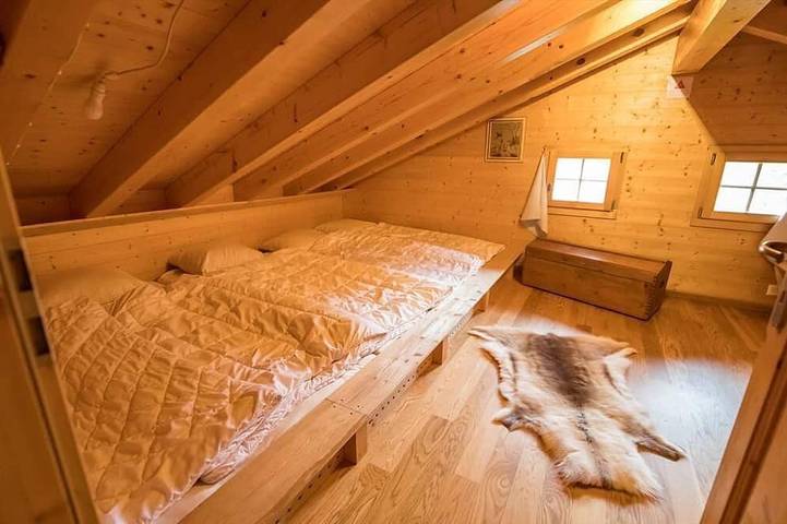 Chalet confortable pour 10-11 personnes : living avec fourneau scandinave - cuisine avec lave-vaisse in Grimentz, Anniviers